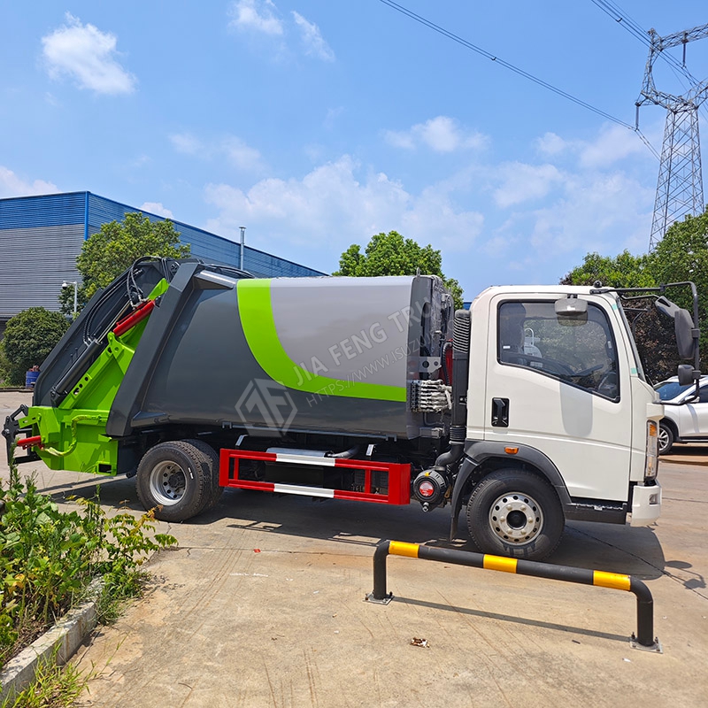 Sinotruk HOWO 6-cubic-meter Compactor Garbage Truck