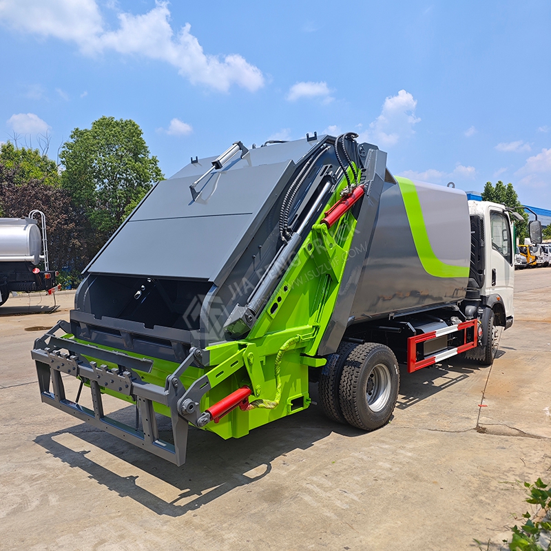 Sinotruk HOWO 6-cubic-meter Compactor Garbage Truck