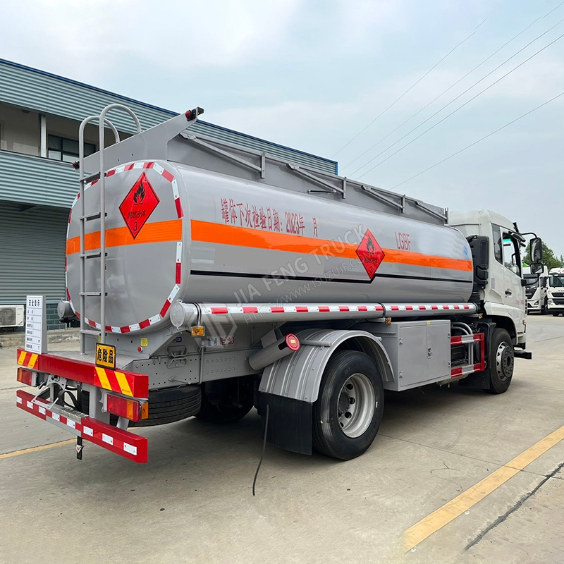 شاحنة ناقلة نفط دونغفنغ 12 متر مكعب