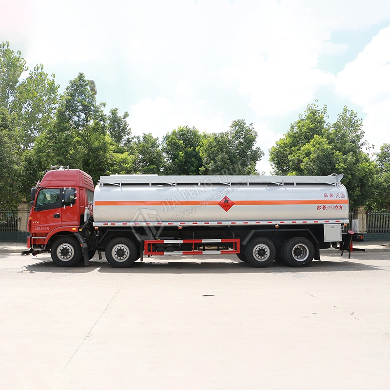 شاحنة ناقلة نفط فوتون 20 طن (المحور الأمامي 4x2 ، المحور الخلفي 8x4)