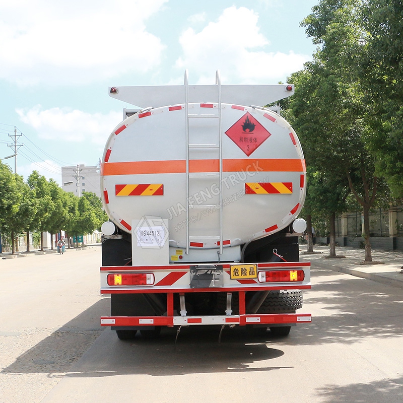 شاحنة ناقلة نفط فوتون 20 طن (المحور الأمامي 4x2 ، المحور الخلفي 8x4)