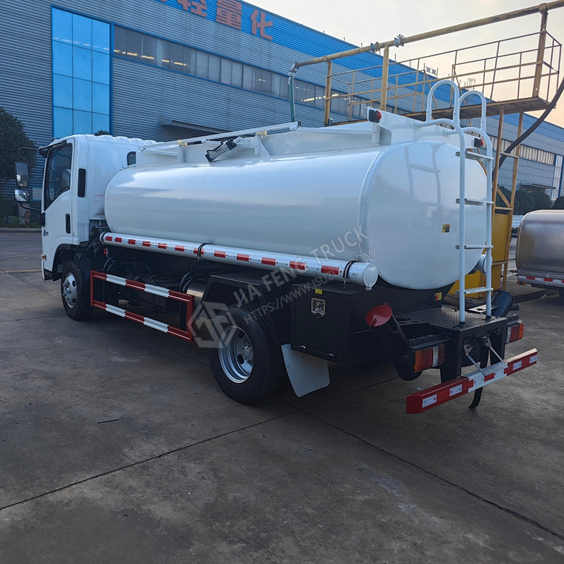 Isuzu KV100 8-кубометровый топливный танкер