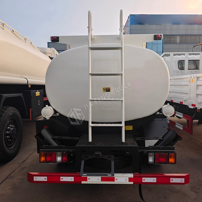 Isuzu KV100 8-кубометровый топливный танкер